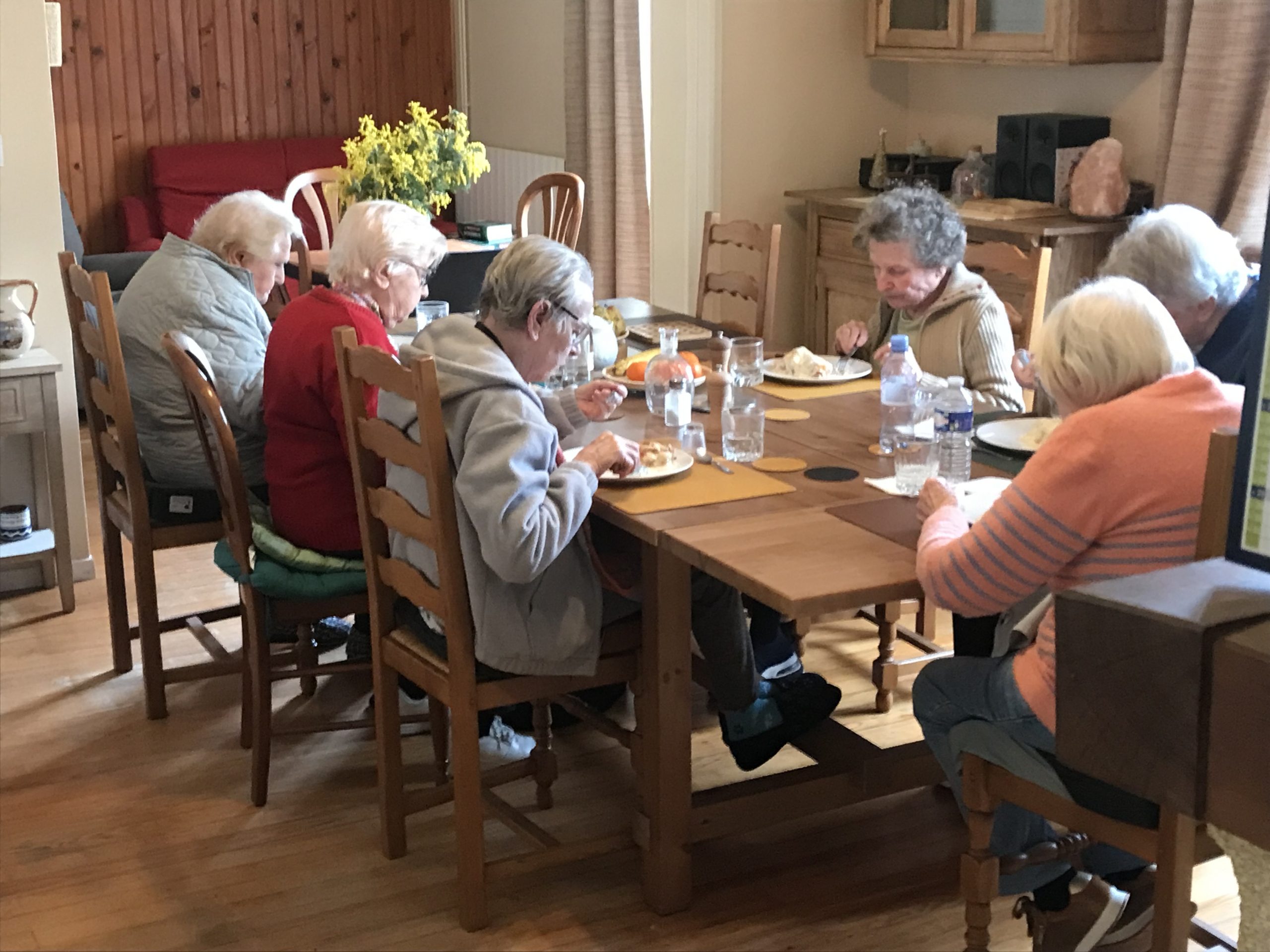 Résidents de la Maison Edouard partageant un repas, illustrant la convivialité de notre maison partagée pour seniors en Nouvelle-Aquitaine.