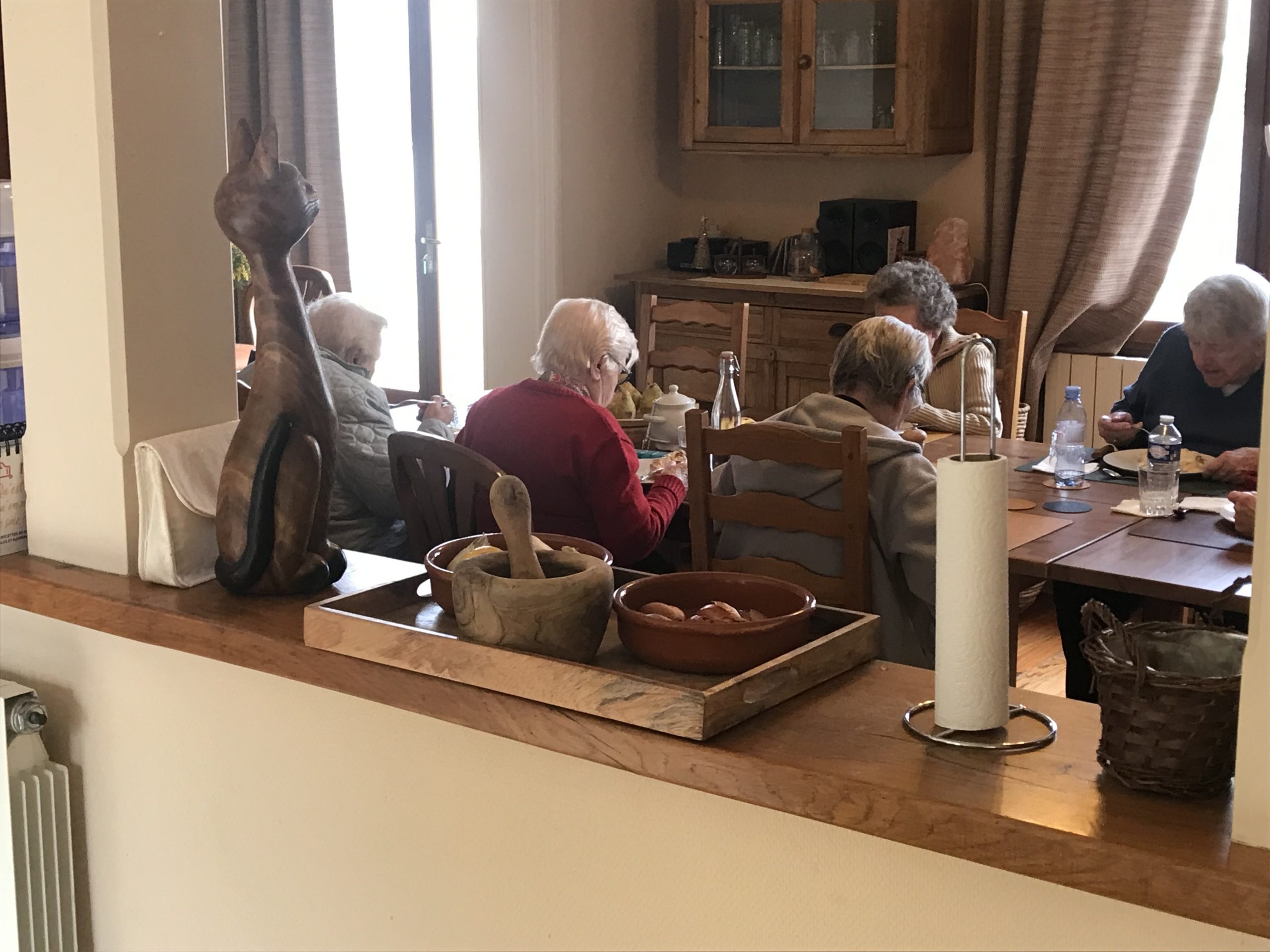Repas partagé par les résidents, services pour seniors en Nouvelle-Aquitaine à la Maison Edouard.