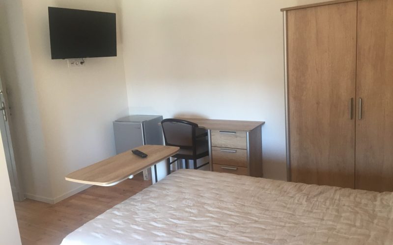 Chambre nettoyée et accueillante pour seniors à la Maison Edouard en Nouvelle-Aquitaine.