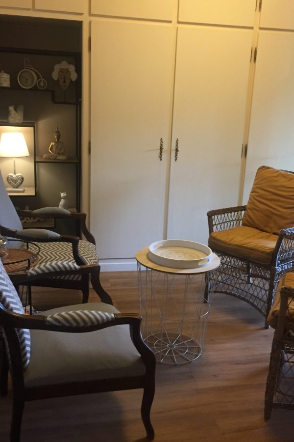 Salon accueillant à la Maison Edouard, espace partagé pour seniors en Nouvelle-Aquitaine.